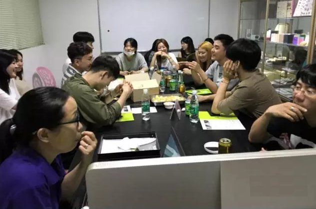 老師和同學(xué)在學(xué)習(xí)手板模型制作后，自己動手組裝的產(chǎn)品